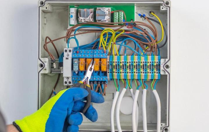 Formations en photovoltaïque, ingénierie système et électricité connectée. 